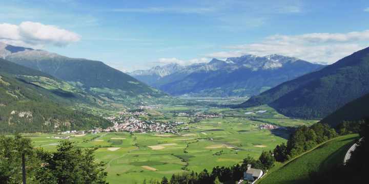 Sicht auf Burgeis in Vinschgau im Sommer